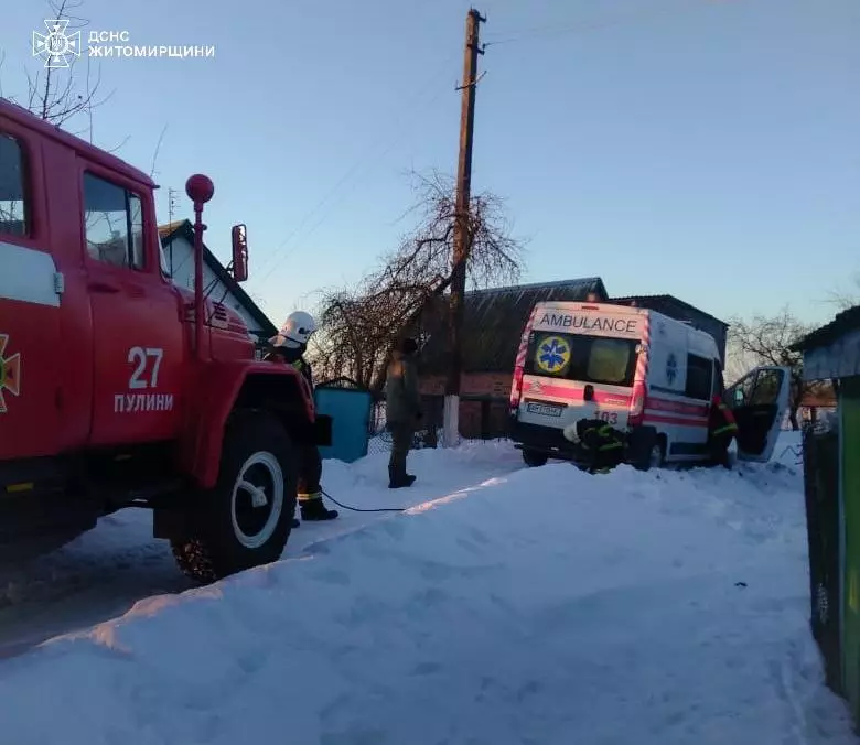 Пулинські рятувальники, які прибули на виклик, застосували лебідку та трос від пожежного автомобіля